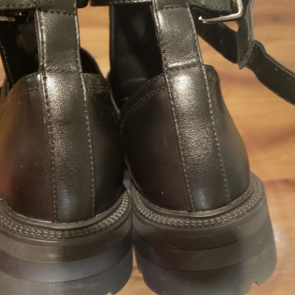 Lug sole ankle booties - Picture 6 of 8